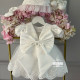 Set Rochie Botez Albă cu Dantelă Fină, Fundă Mare și Bonetă – Rochie Prințesă Elegantă | Set White Little Princess