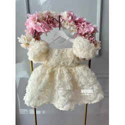 Rochie Prințesă Albă cu Flori 3D din Organza și Fundă Mare – Rochie Elegantă Botez | Ivoire Flowers