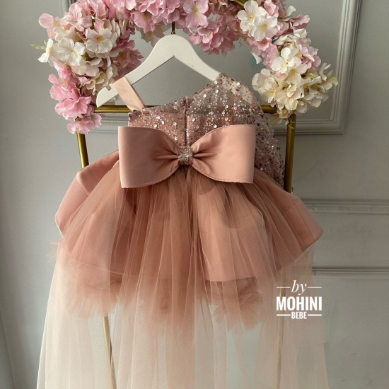 Rochie Prințesă Cu Trena, Roz Pudrat cu Fundă Mare și Paiete – Rochie Elegantă Tulle | Ifatima