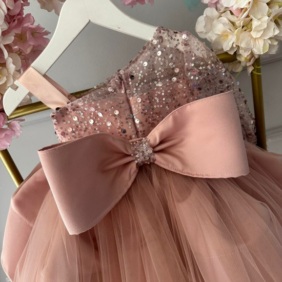Rochie Prințesă Cu Trena, Roz Pudrat cu Fundă Mare și Paiete – Rochie Elegantă Tulle | Ifatima