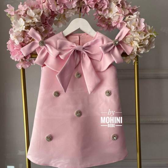 Rochie Prințesă Roz cu Fundă Mare și Nasturi Strălucitori – Rochie Elegantă Satin | Buttons