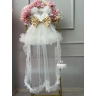 Rochie de Botez Prințesă Albă cu Fundă Aurie și Trenă – Rochie Elegantă Suki Tail