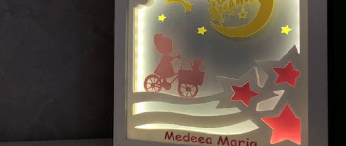 Lămpi de veghe și rochițe personalizate – Cadouri magice pentru cei mici de la Mohini Bebe